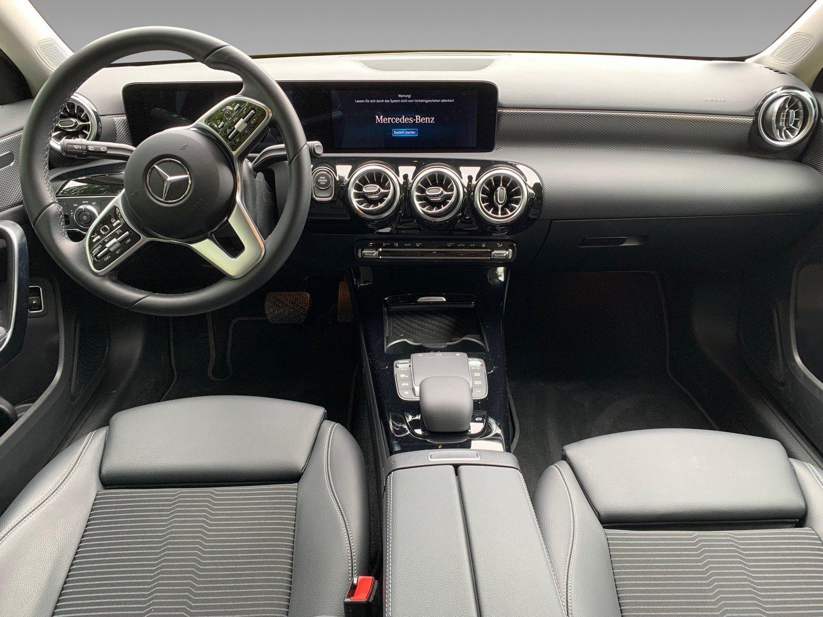 Mercedes-Benz A 250 e Progressive; MBUX High-End; LED Licht
