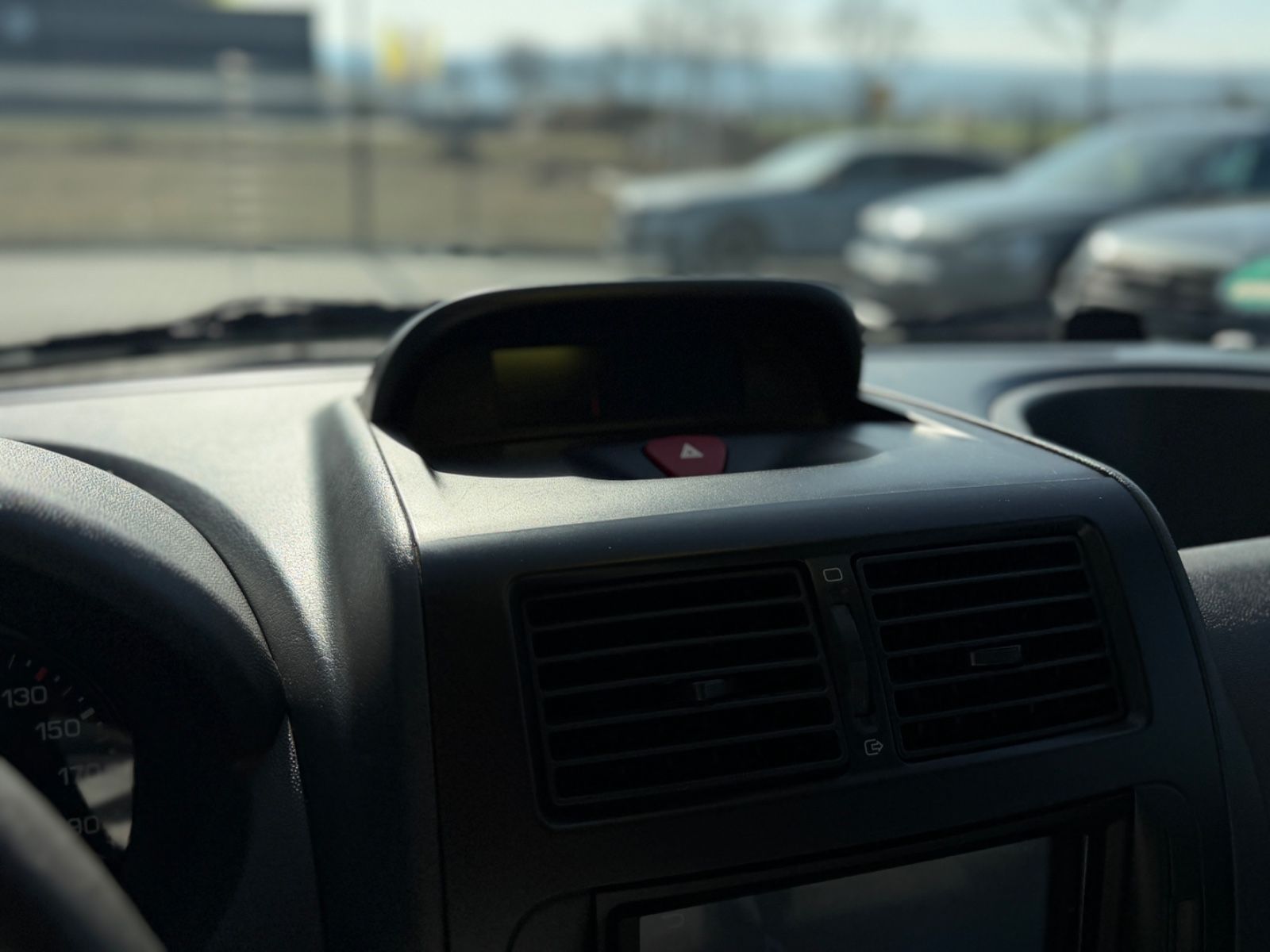 Proace L2H1 Comfort 2.0 6-Sitzer Rollstuhl Rampe