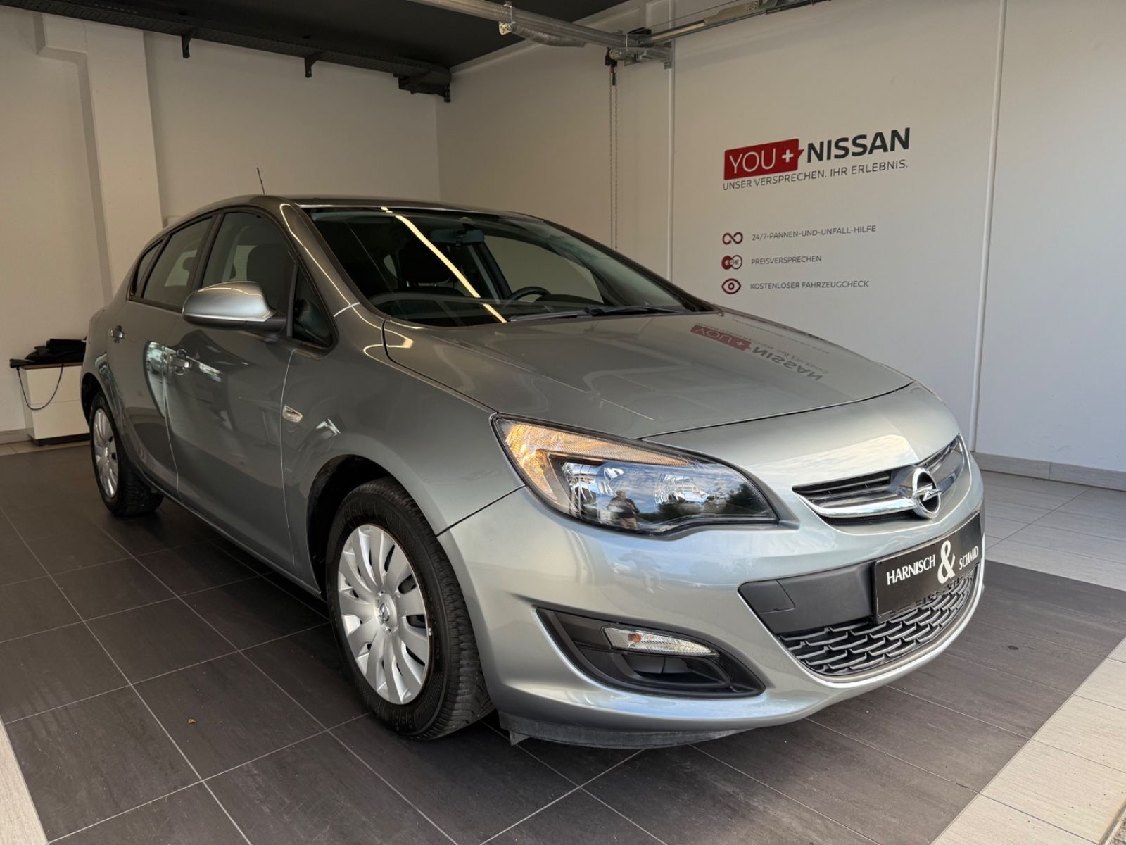 Fahrzeugabbildung Opel Astra J Lim. 5-trg. Selection, Klima,