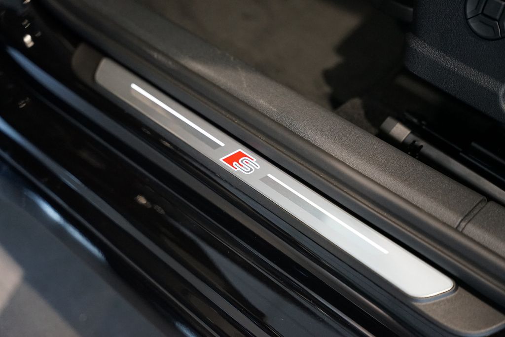 AUDI A3 Sportback 35 TFSI | 2x S line | Pano | Carbon AUDI A3 Sportback 35 TFSI | 2x S line | Pano | Carbon