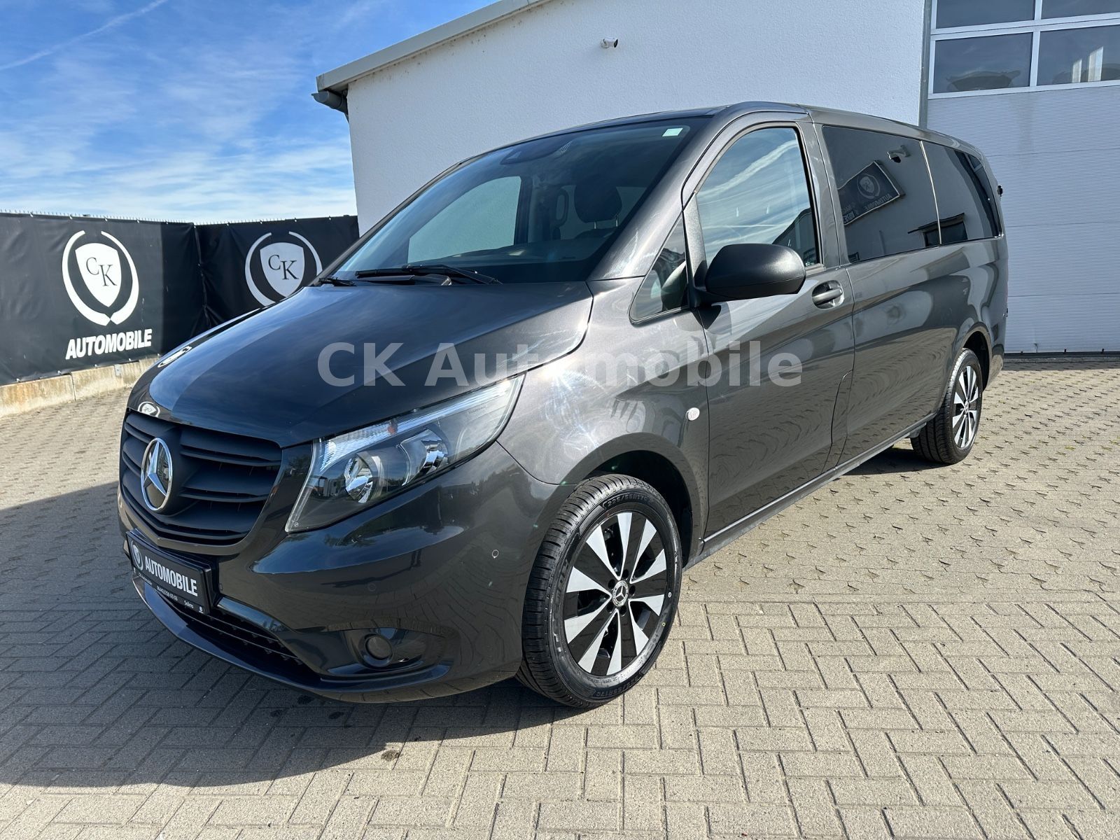 Fahrzeugabbildung Mercedes-Benz Vito Tourer Pro 124 Edition Autom/8Sitze/Kam/AHK