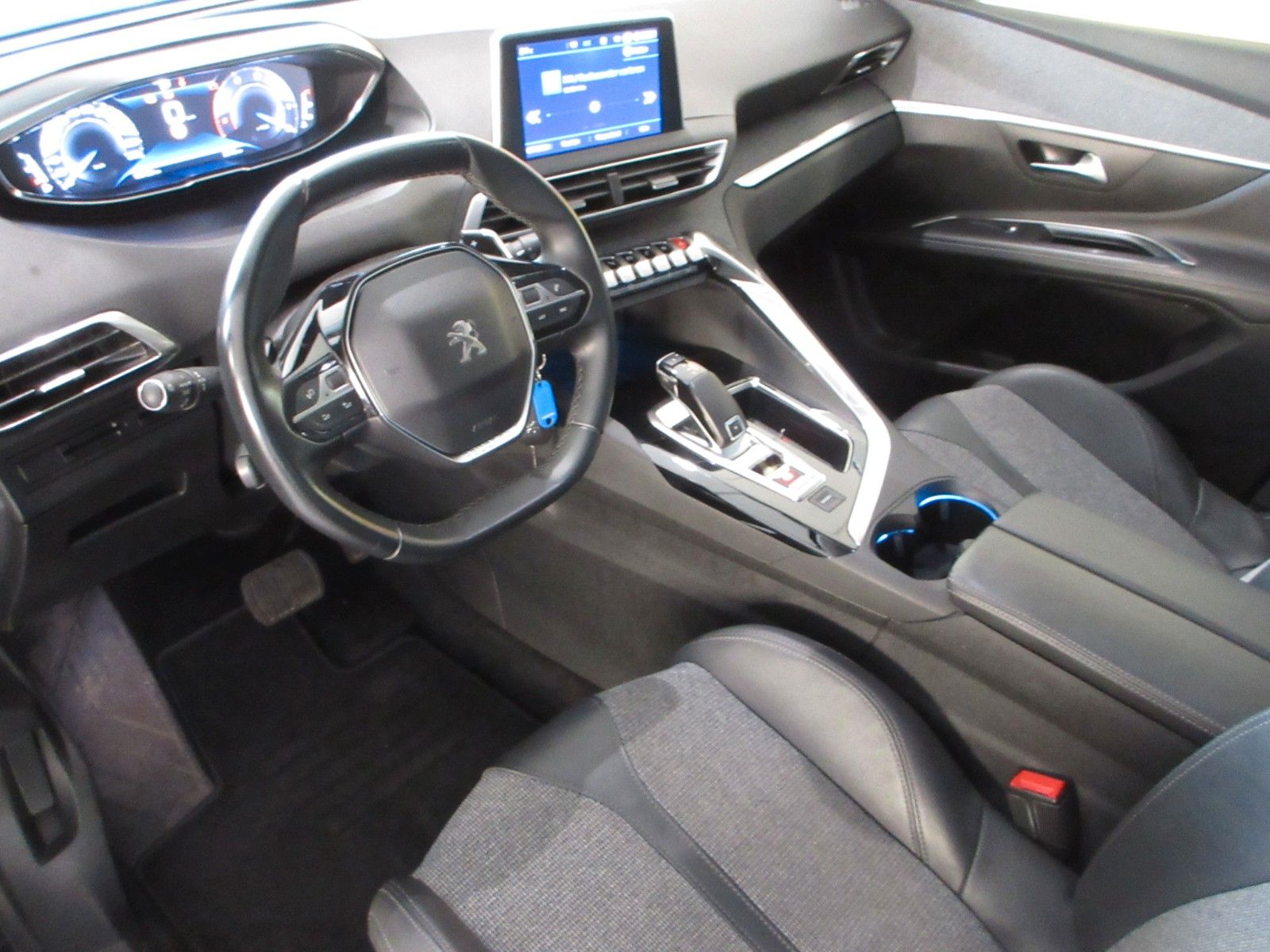 Fahrzeugabbildung Peugeot 5008 Allure 1.5D LED/NAVI/SHZ/AHK/VIRTUAL