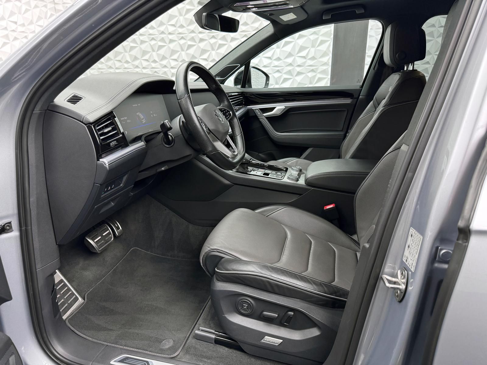 Fahrzeugabbildung Volkswagen 4.0 TDI V8*R-LINE*STANDHZ*DYNAUDIO*LUFT*PANO*AHK