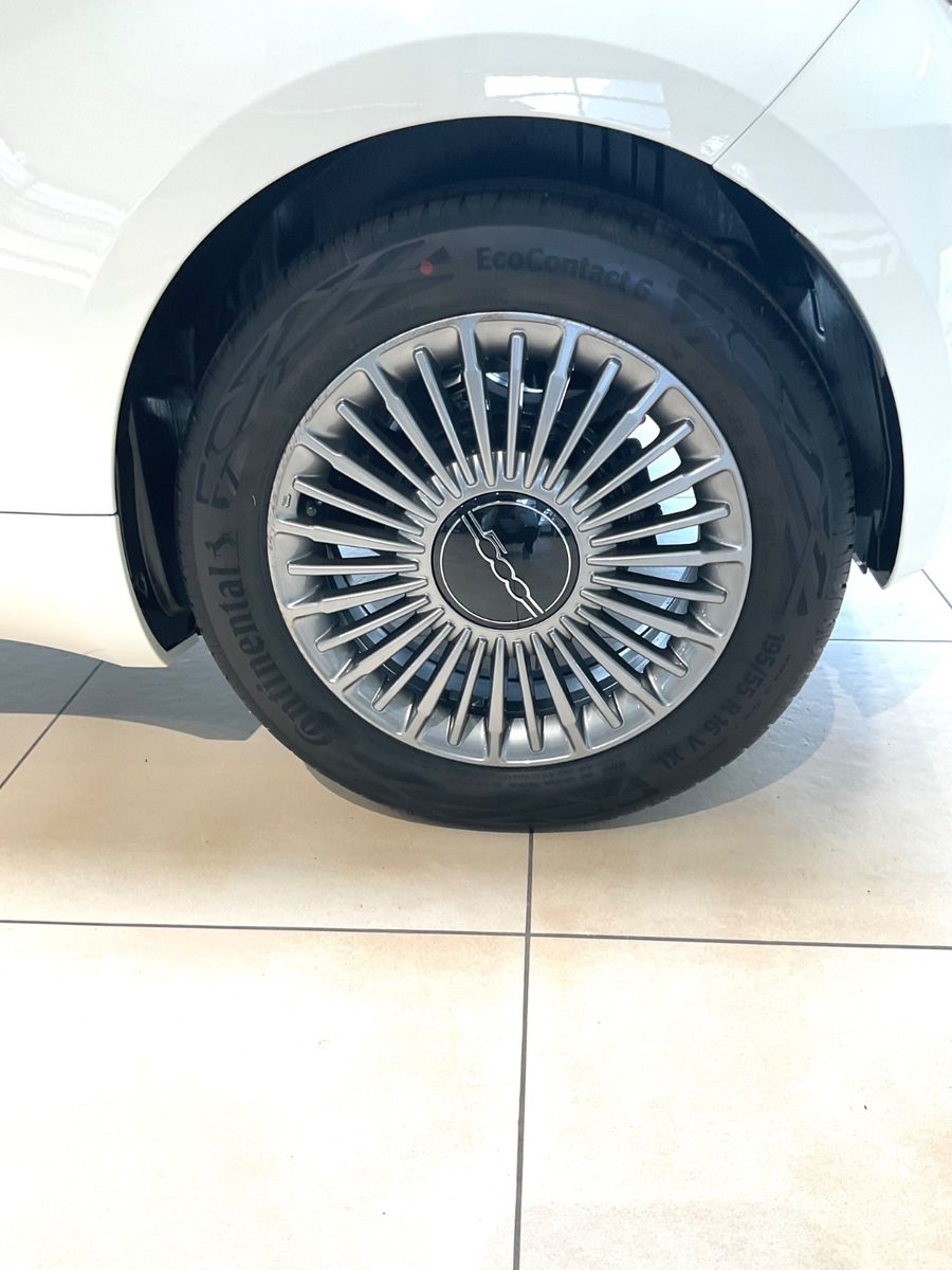 Fahrzeugabbildung Fiat 500e + Komfort Paket, Style Paket