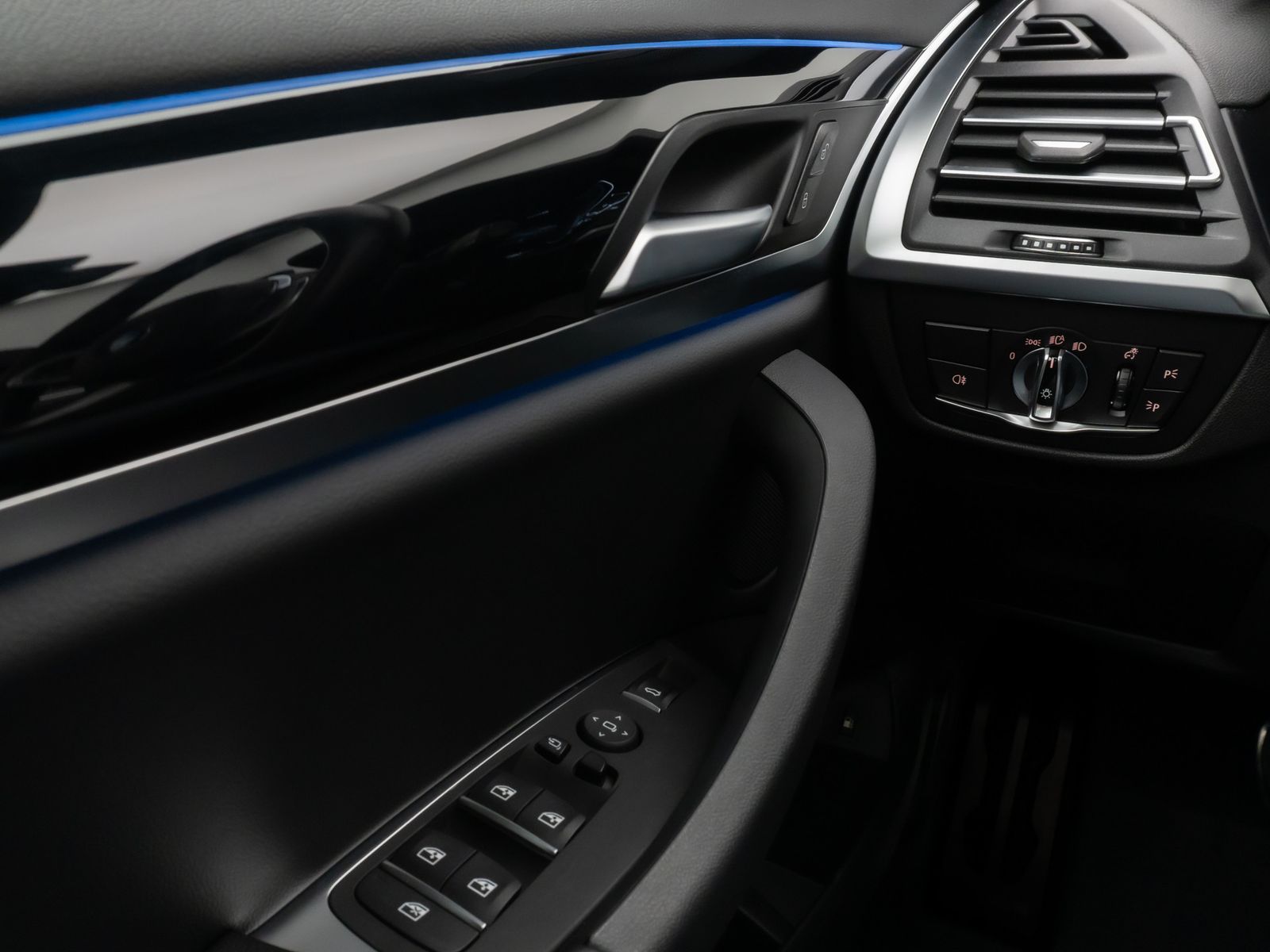 Fahrzeugabbildung BMW X3 xD30e M Sport Panorama 360° HUD DAB HiFi AHK