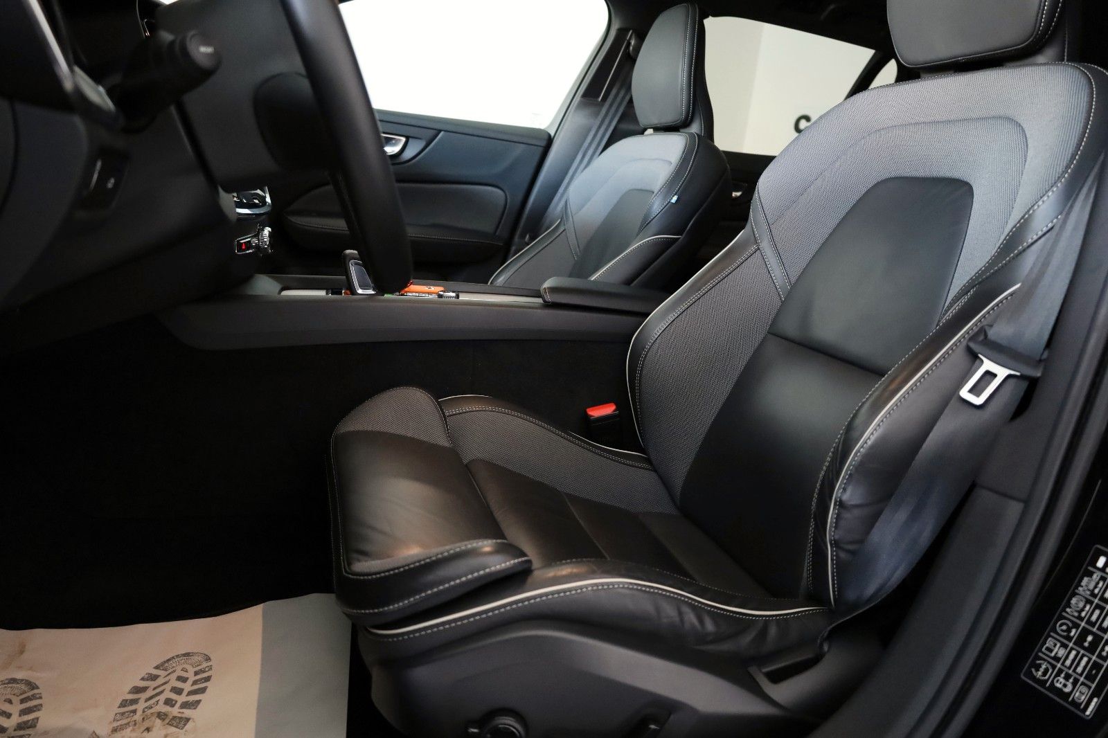 Fahrzeugabbildung Volvo V60 R Design,Leder,Sportsitz,Navi,LED,Memory,AHK