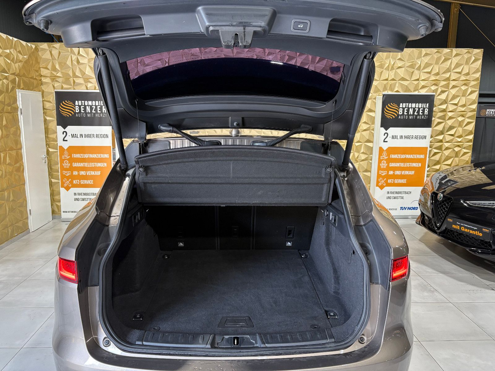 Fahrzeugabbildung Jaguar F-PACE Pure AWD/HEAD-UP/NAVI/PDC/SOUNDSYSTEM