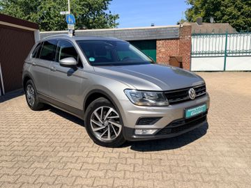 Volkswagen Tiguan - 1