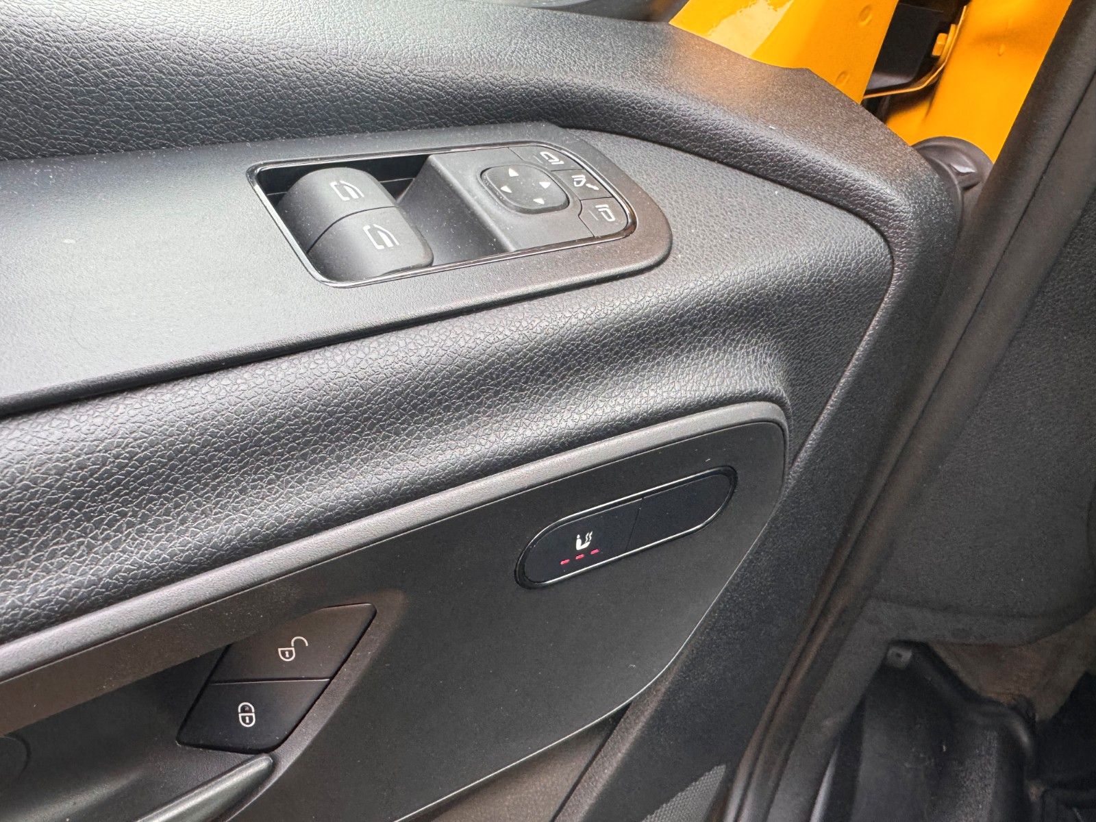 Fahrzeugabbildung Mercedes-Benz eSprinter 312 DHL Regal KEP-Ausbau