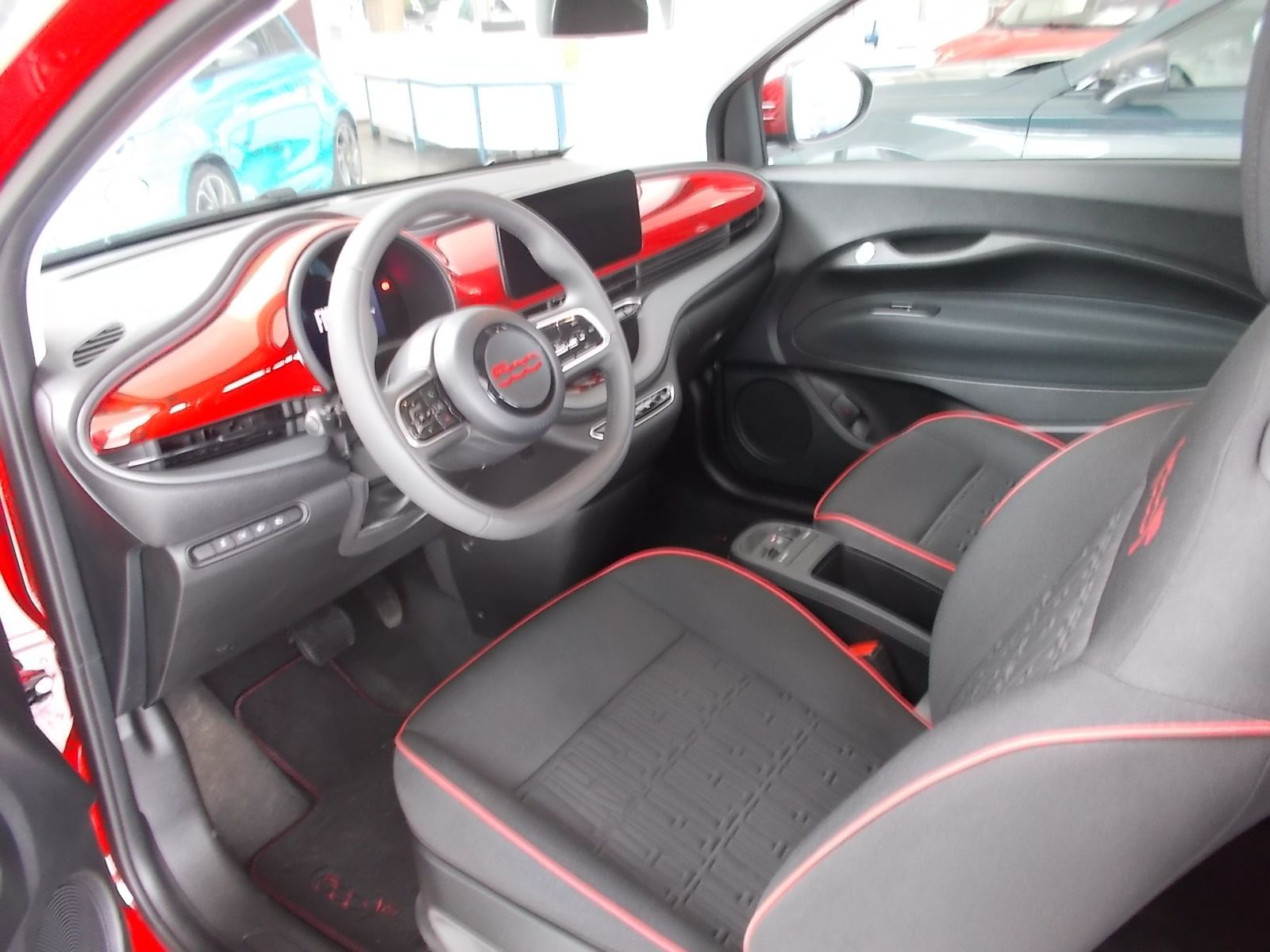 Fahrzeugabbildung Fiat 500e Red EDITION 42 kWh WENIG KILOMETER