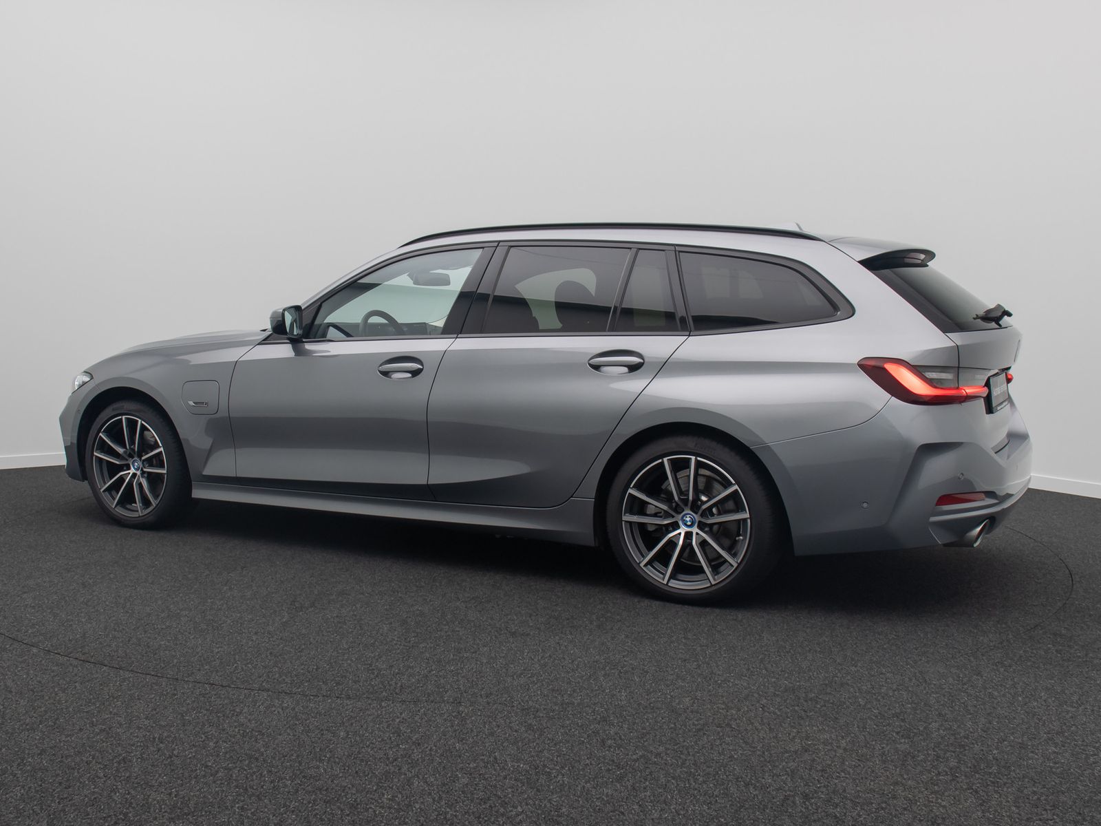 Fahrzeugabbildung BMW 320e Kamera DAB Leder Panorama Sport HUD 18Zoll