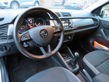 Fahrzeugabbildung SKODA Fabia Combi Style NAVI DAB PDC TELVOR 1.H