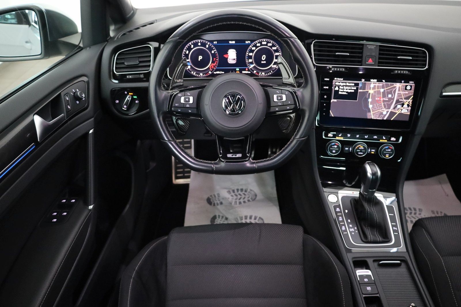 Fahrzeugabbildung Volkswagen Golf VII Lim. R 4M Navi,LED,PDC,Kamera,SH,SR+WR