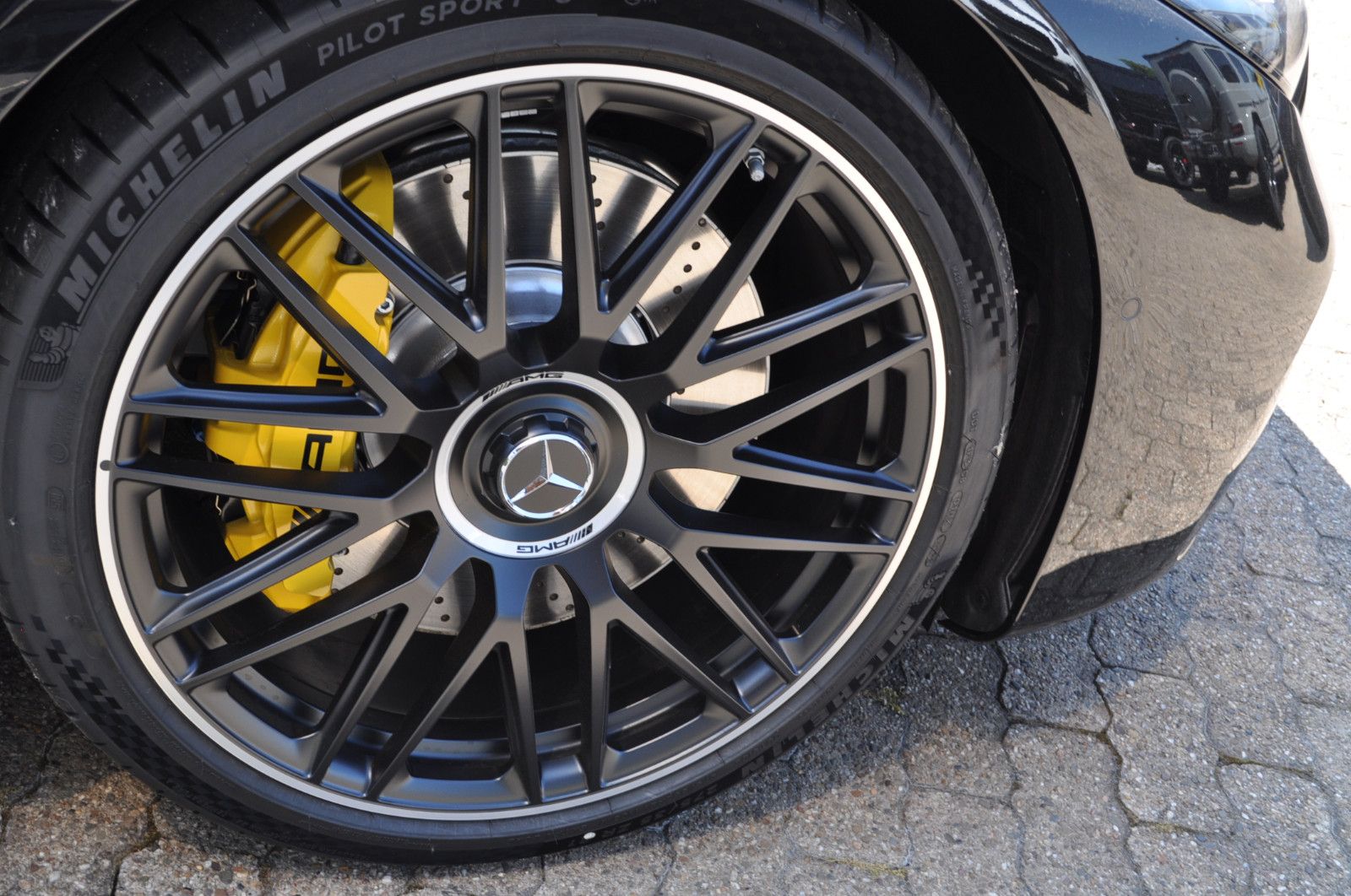 Fahrzeugabbildung Mercedes-Benz SL 63 AMG 4M NIght Paket Premium Ceramic Head