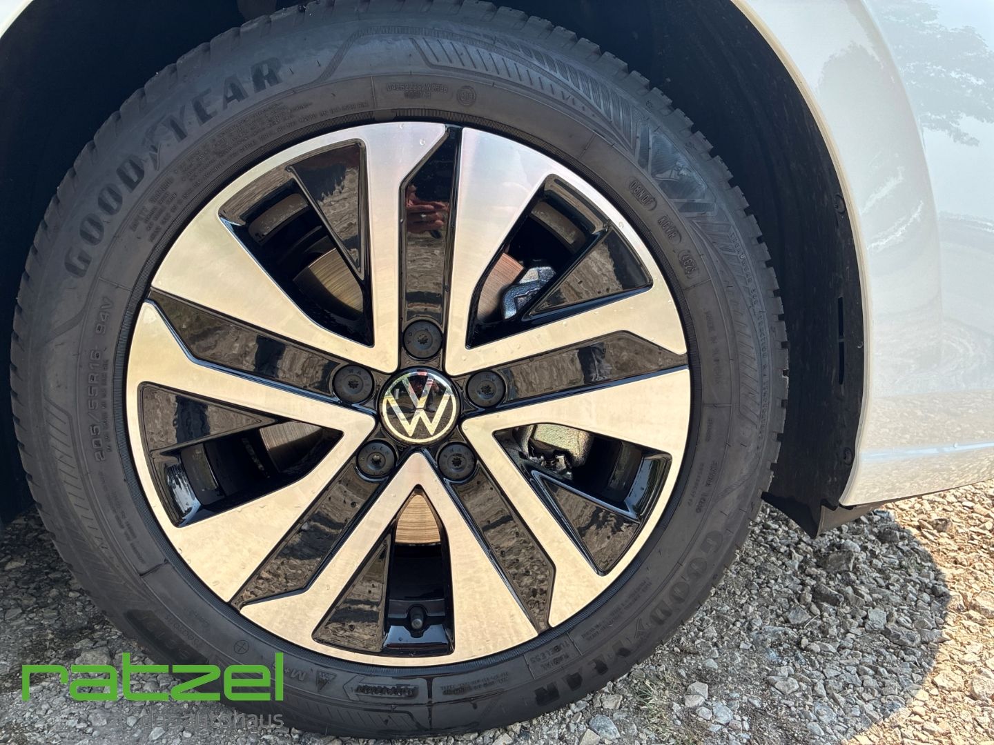 Fahrzeugabbildung Volkswagen Golf Variant VIII 1.5 eTSI DSG Energy Life +AHK+
