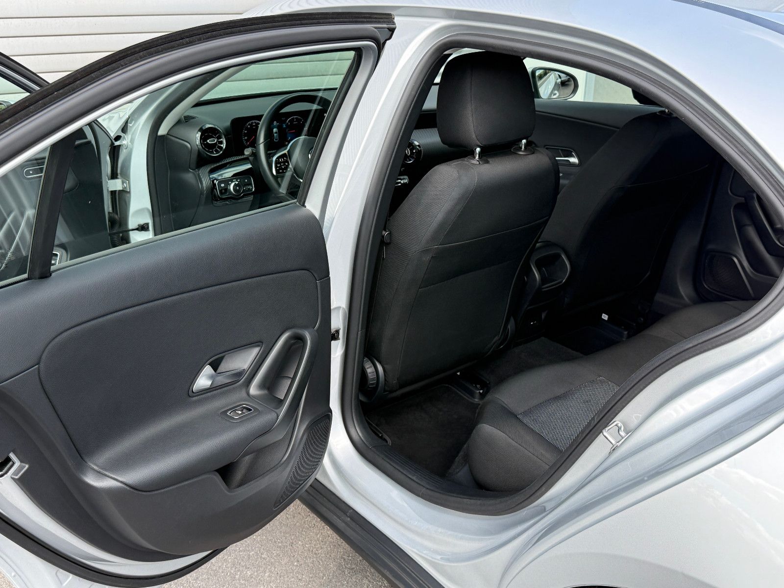 Fahrzeugabbildung Mercedes-Benz A 180 d Lim. Sedan Aut DAB GRA Navi Kamera SHZ