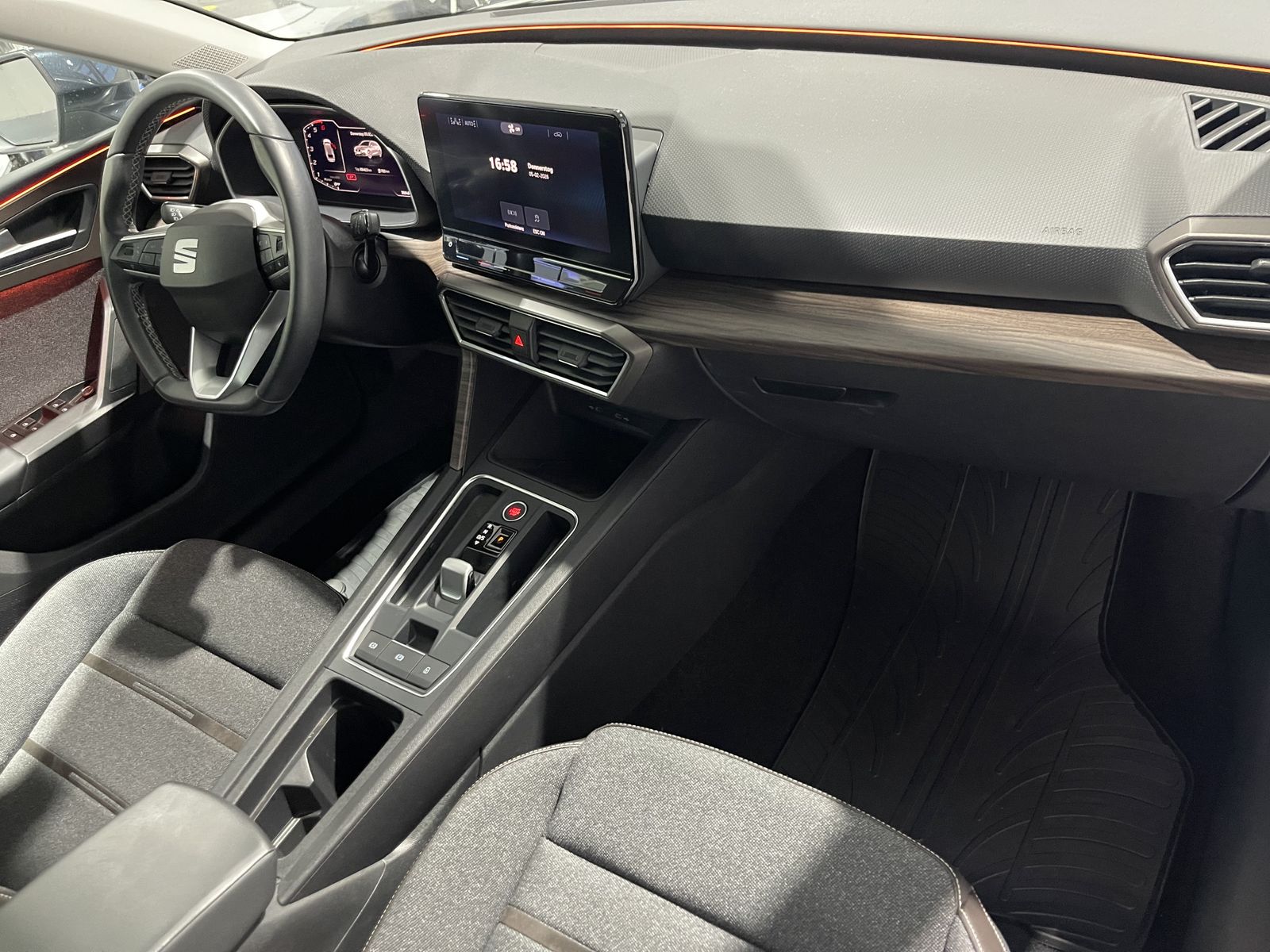 Fahrzeugabbildung SEAT Leon 2.0 TDI*Xcellence*LED*ACC*Digital*SHZ*