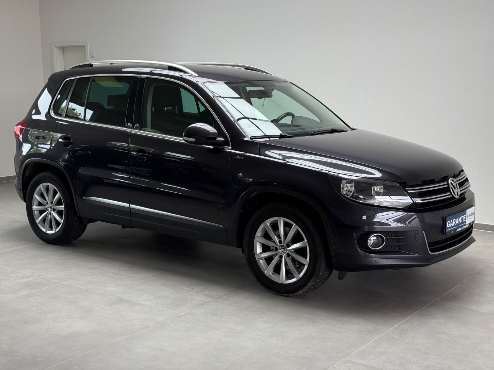 Volkswagen Tiguan - 1