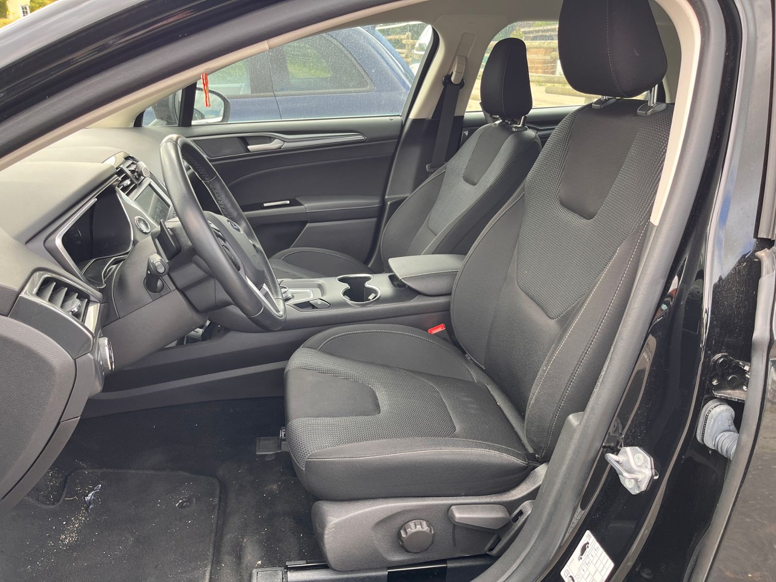 Fahrzeugabbildung Ford Mondeo Turnier Titanium NAV SHZ PDC 17"