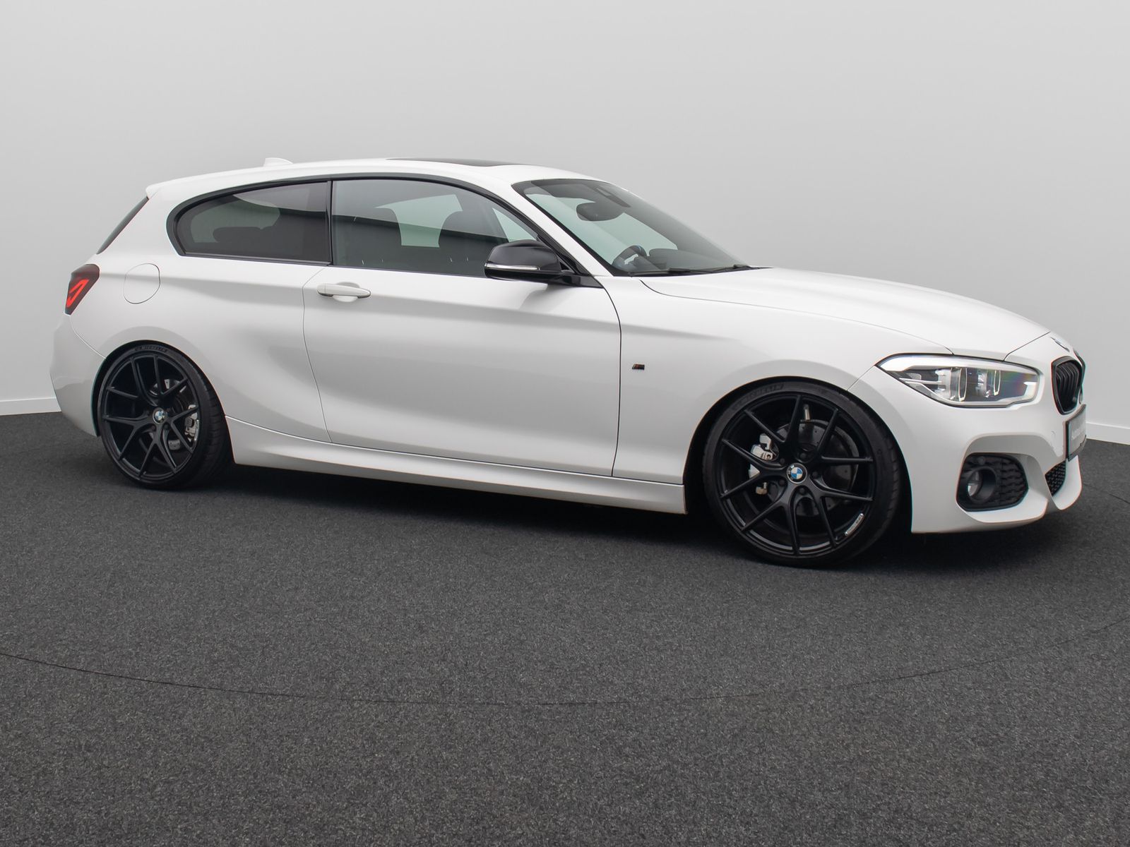 Fahrzeugabbildung BMW 118 d M Sport, Schiebedach,19 " Gewindefahrwerk