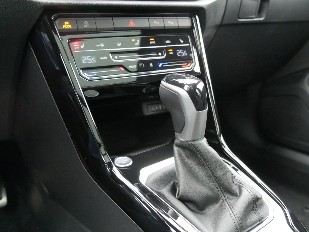 Fahrzeugabbildung Volkswagen T-Roc R-Line 1.5 TSI DSG AHK App-Connect