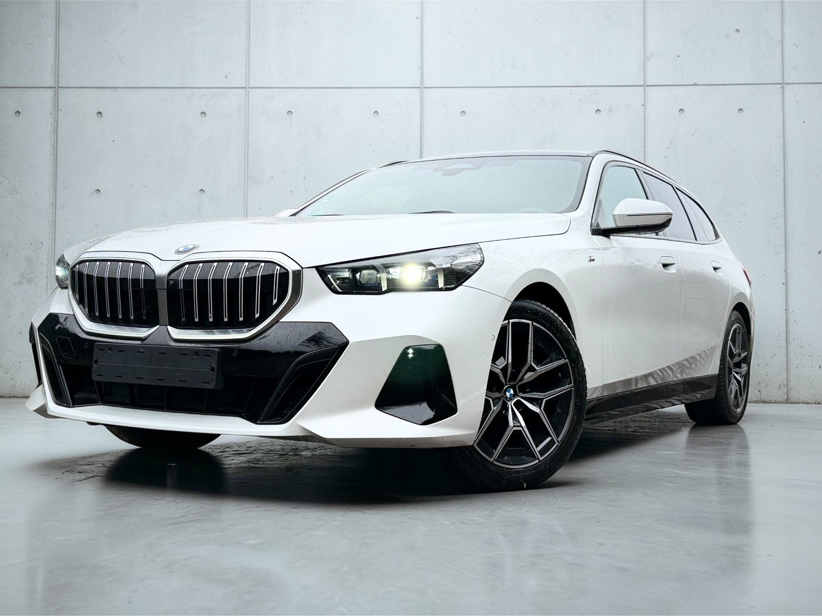 BMW 520 5 Touring 520 d xDrive M Sport PANO LED imagem 3