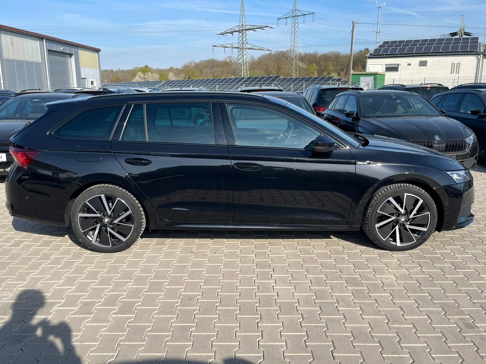 Fahrzeugabbildung SKODA Octavia 1.5 DSG Sportline PANO*MATRIX*AHK*5J.GAR