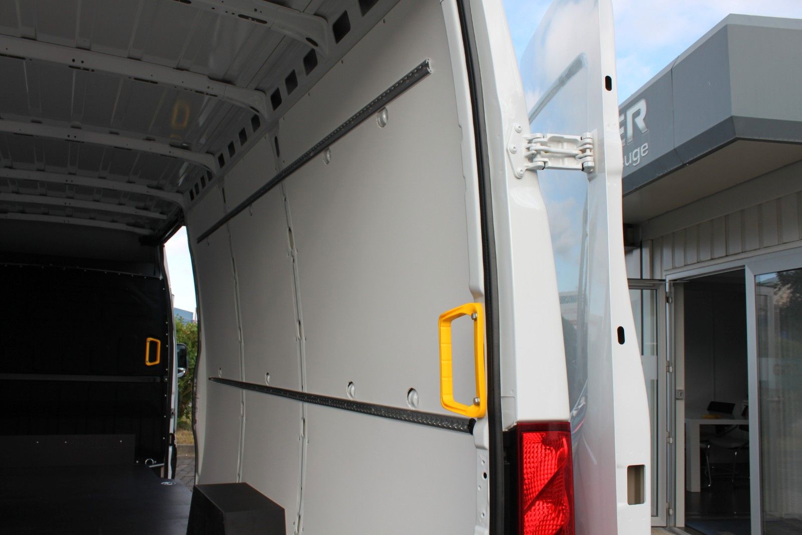Fahrzeugabbildung Iveco Daily Kasten 35S16 Holzboden/Verkleidung/Airline