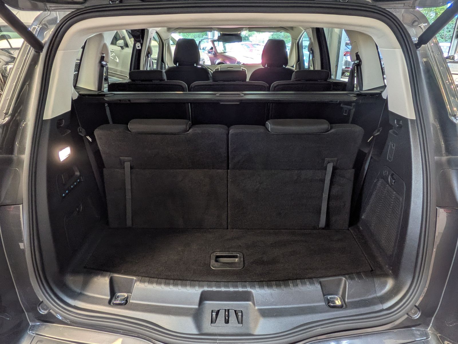 Fahrzeugabbildung Ford S-MAX 2.0 Aut. Titanium*LED*CAM*ACC*AHK*7-SITZE