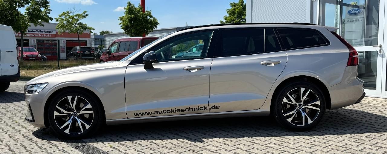 Fahrzeugabbildung Volvo V60 Kombi Plus Dark LED DAB AHK ACC Harman Kardo