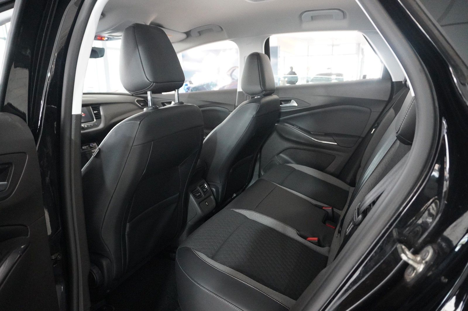 Fahrzeugabbildung Opel Grandland (X) 1.6T HYBRID NAVI/KAMERA/SH/SPORT