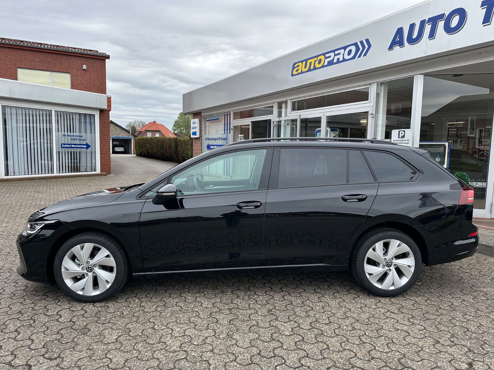 Fahrzeugabbildung Volkswagen Golf VIII Variant 1.5 TSI Life Navi/ACC/LED/Shzg