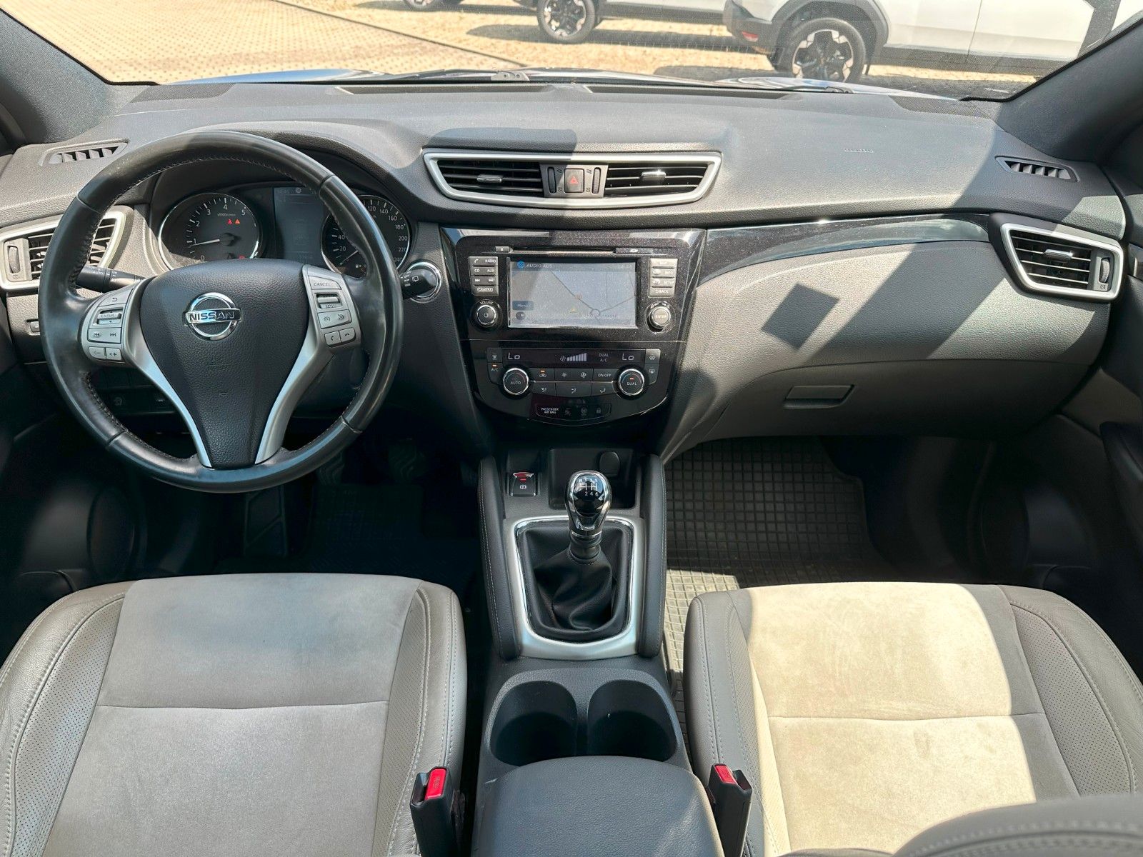 Fahrzeugabbildung Nissan Qashqai Tekna Panoramadach AHK