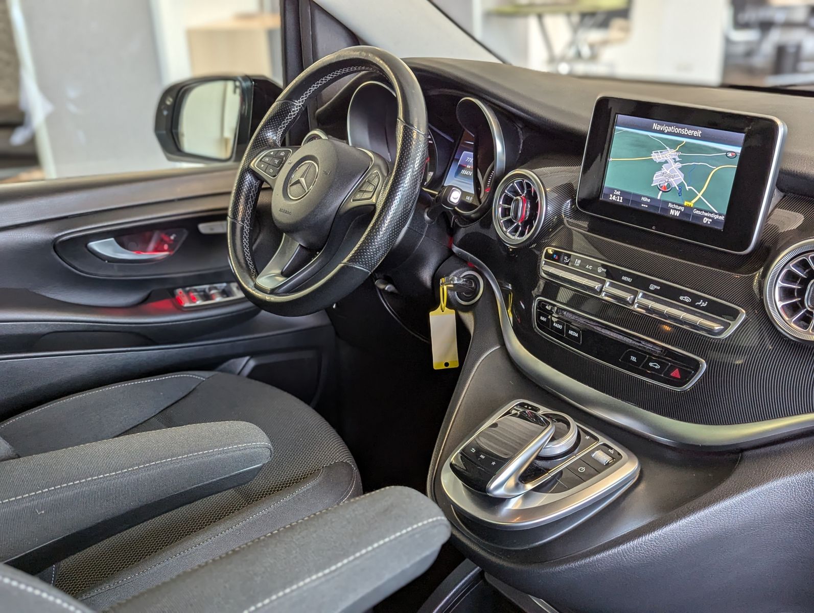 MERCEDES-BENZ V 250 d AMG EDITION lang Pano LED Kamera - Image 22