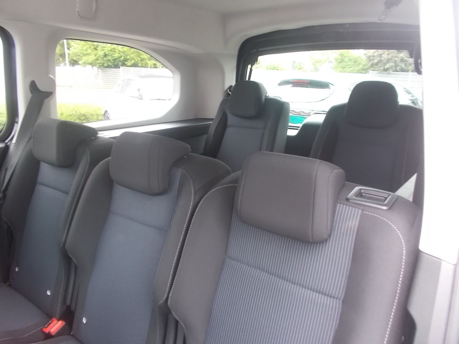 Fahrzeugabbildung Fiat Doblo Kombi 1.5 HDi 130 Automatik + 7 Sitzer