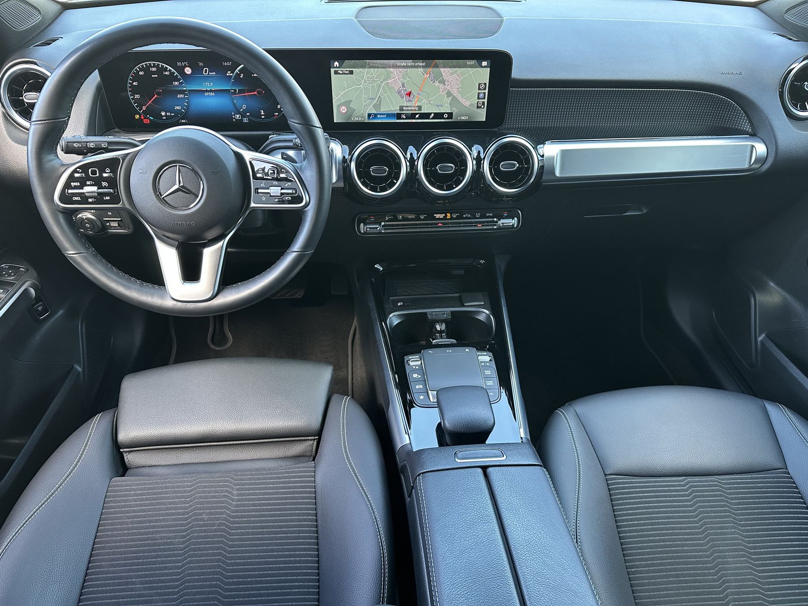 Fahrzeugabbildung Mercedes-Benz GLB 220d Progressive NAV+LED+V-COCK+KAM+CARPLAY