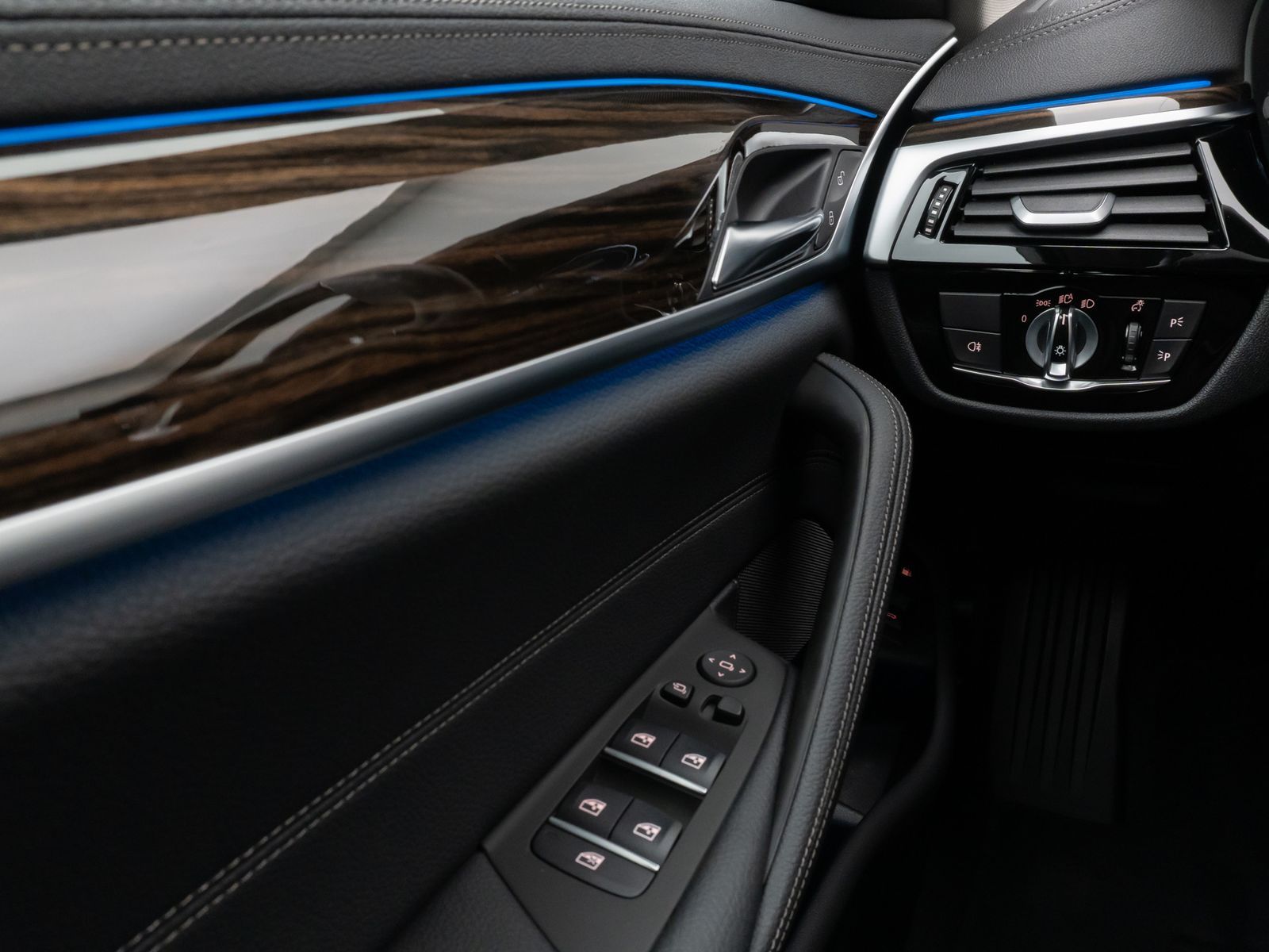 Fahrzeugabbildung BMW 530e xD Luxury Line Kamera HUD DAB HiFi Sport