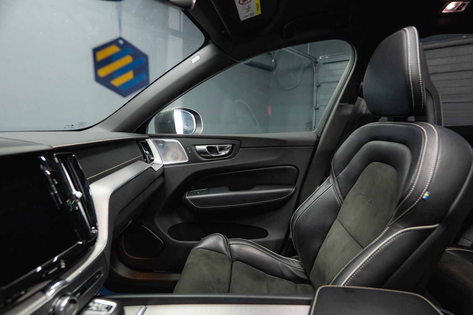 Fahrzeugabbildung Volvo XC60 R Design AWD | ACC | Pano | B&W | LED | 21`