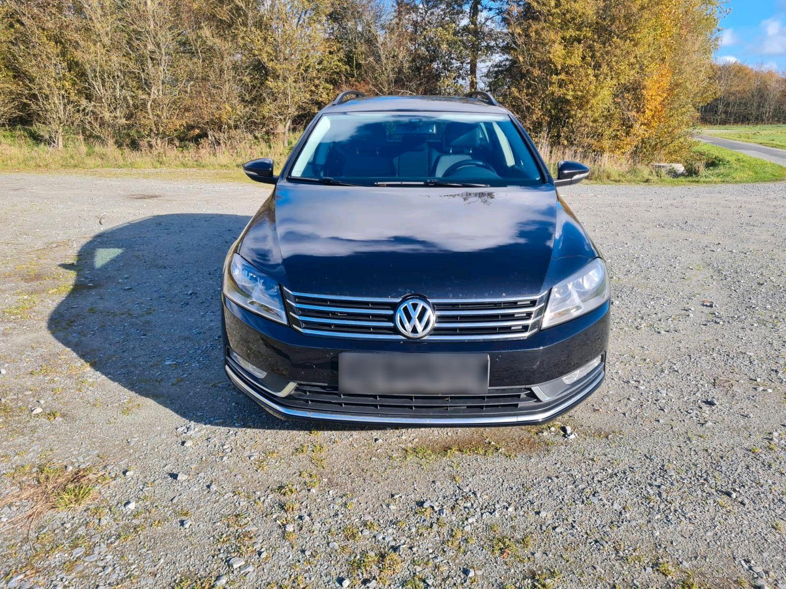 Volkswagen Passat 2011 — rear view