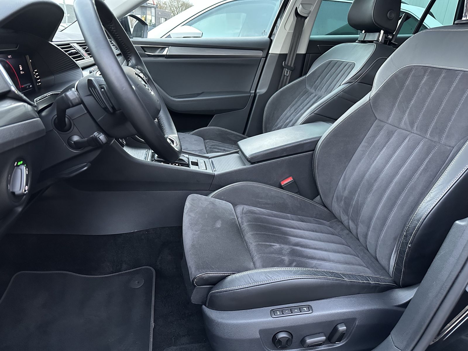 Fahrzeugabbildung SKODA Superb Combi 2.0 TDI DSG Style NAV+LED+PANO+ACC