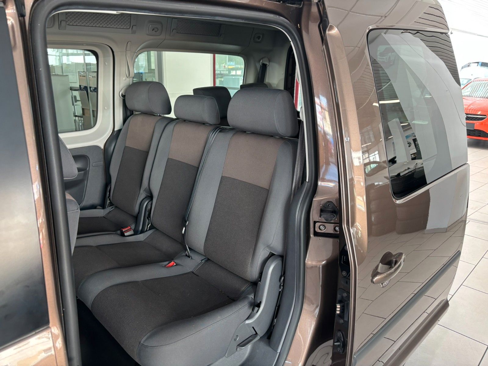 Fahrzeugabbildung Volkswagen Caddy 1.6D Kombi Maxi Trendline AHK/7-SITZER/PDC
