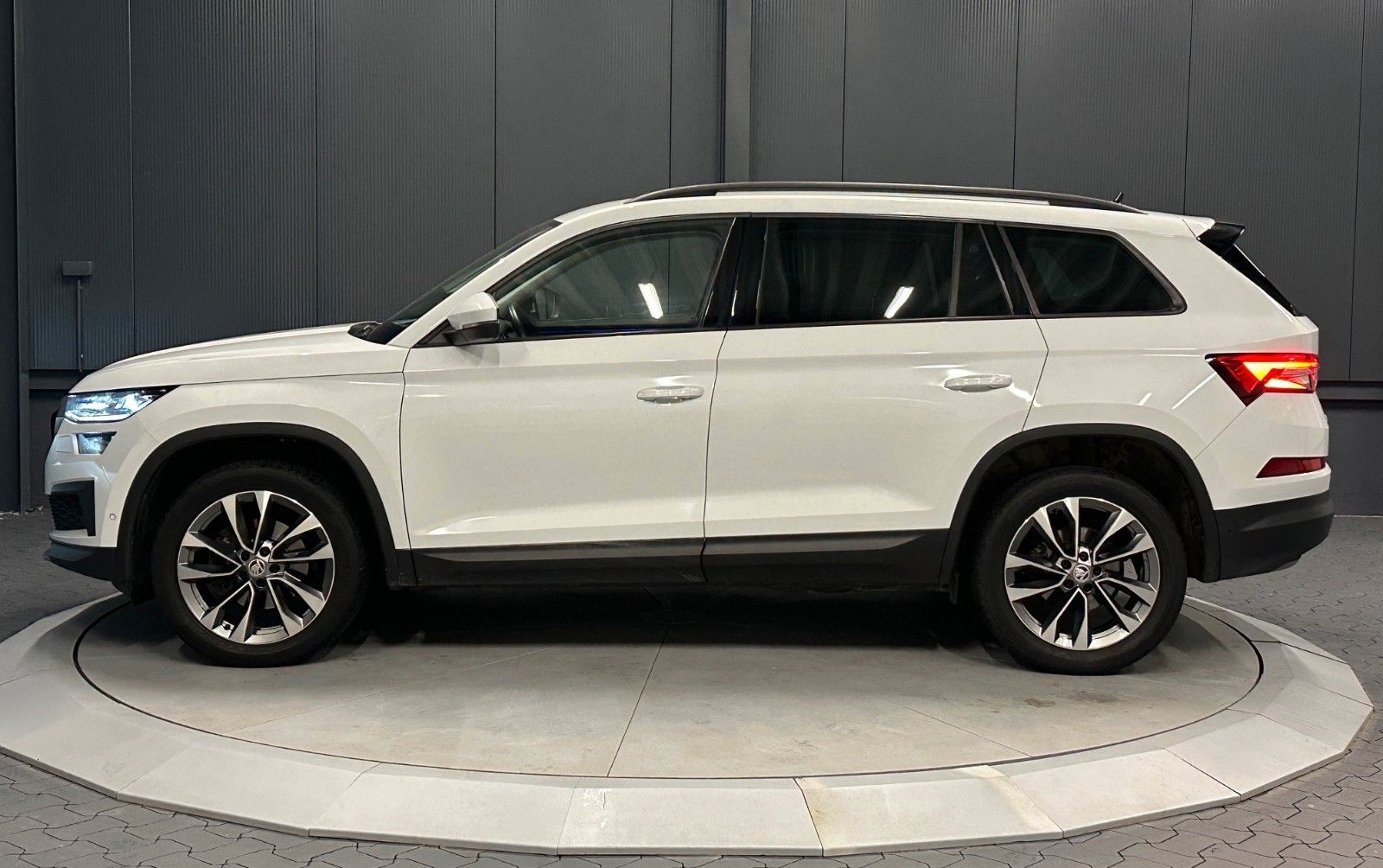 Skoda Kodiaq 2.0 TDI DSG Tour *19Zoll*AHK*Standhzg*KAM foto 2