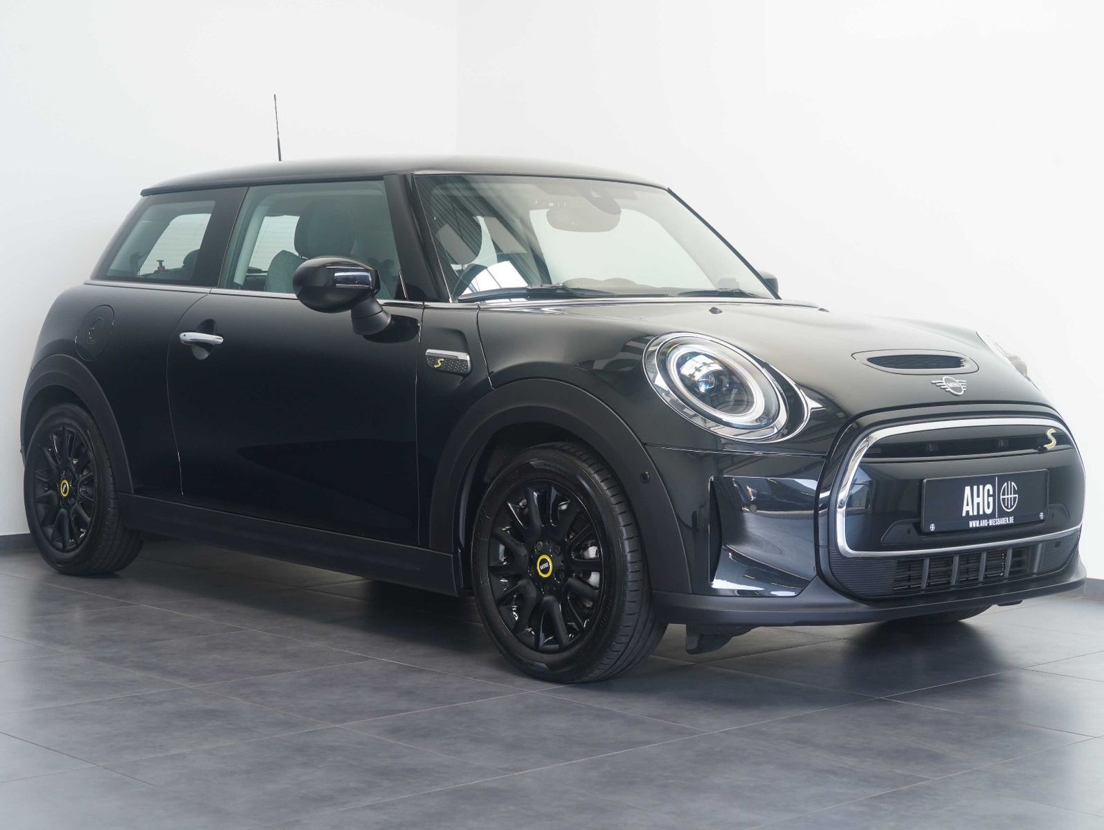 Fahrzeugabbildung MINI Cooper SE Classic Trim LED/NAVI/HEADUP/CAM/PANO