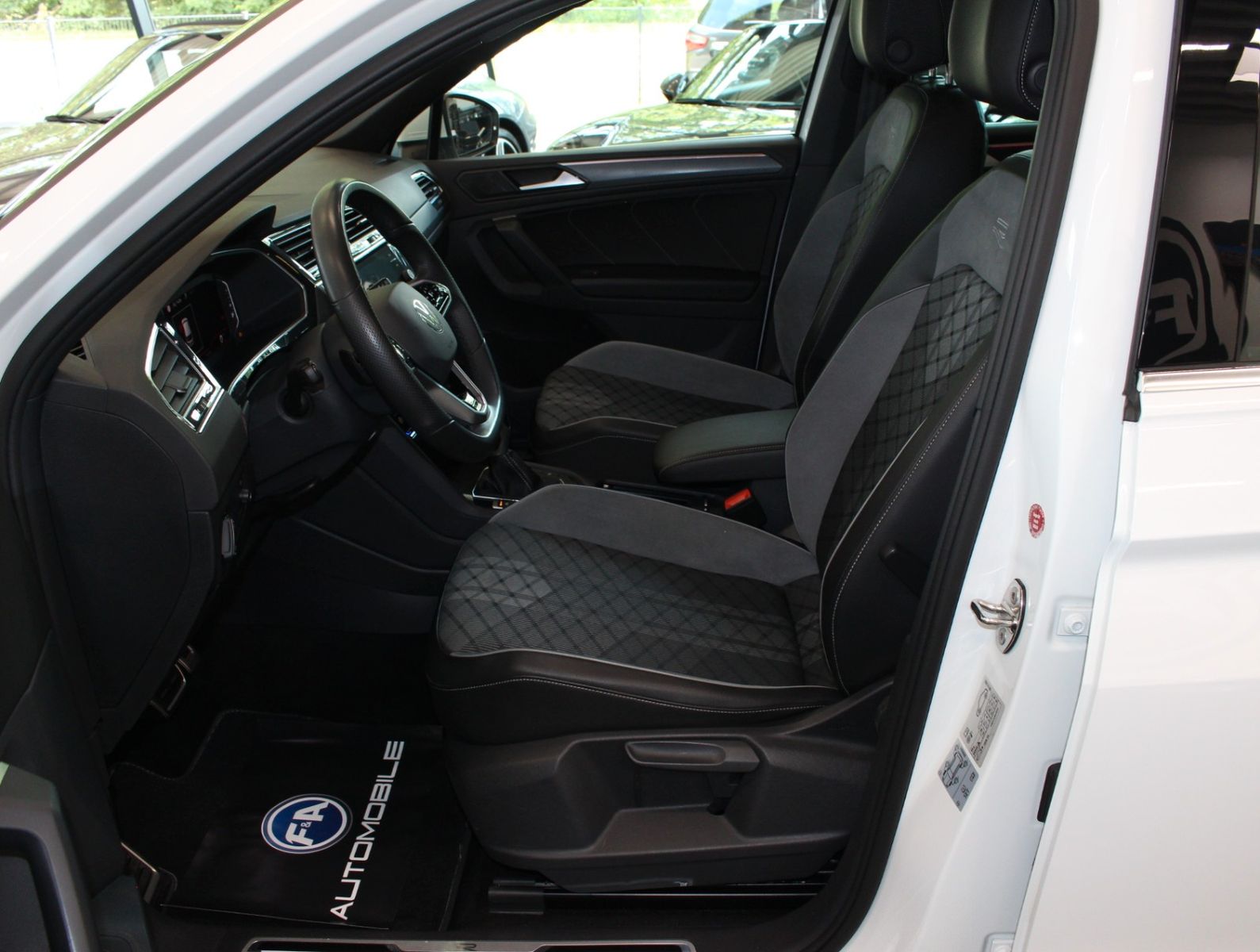 Fahrzeugabbildung Volkswagen Tiguan R-Line 4Motion 2.0 TDI*HUD*Matrix*e.AHK