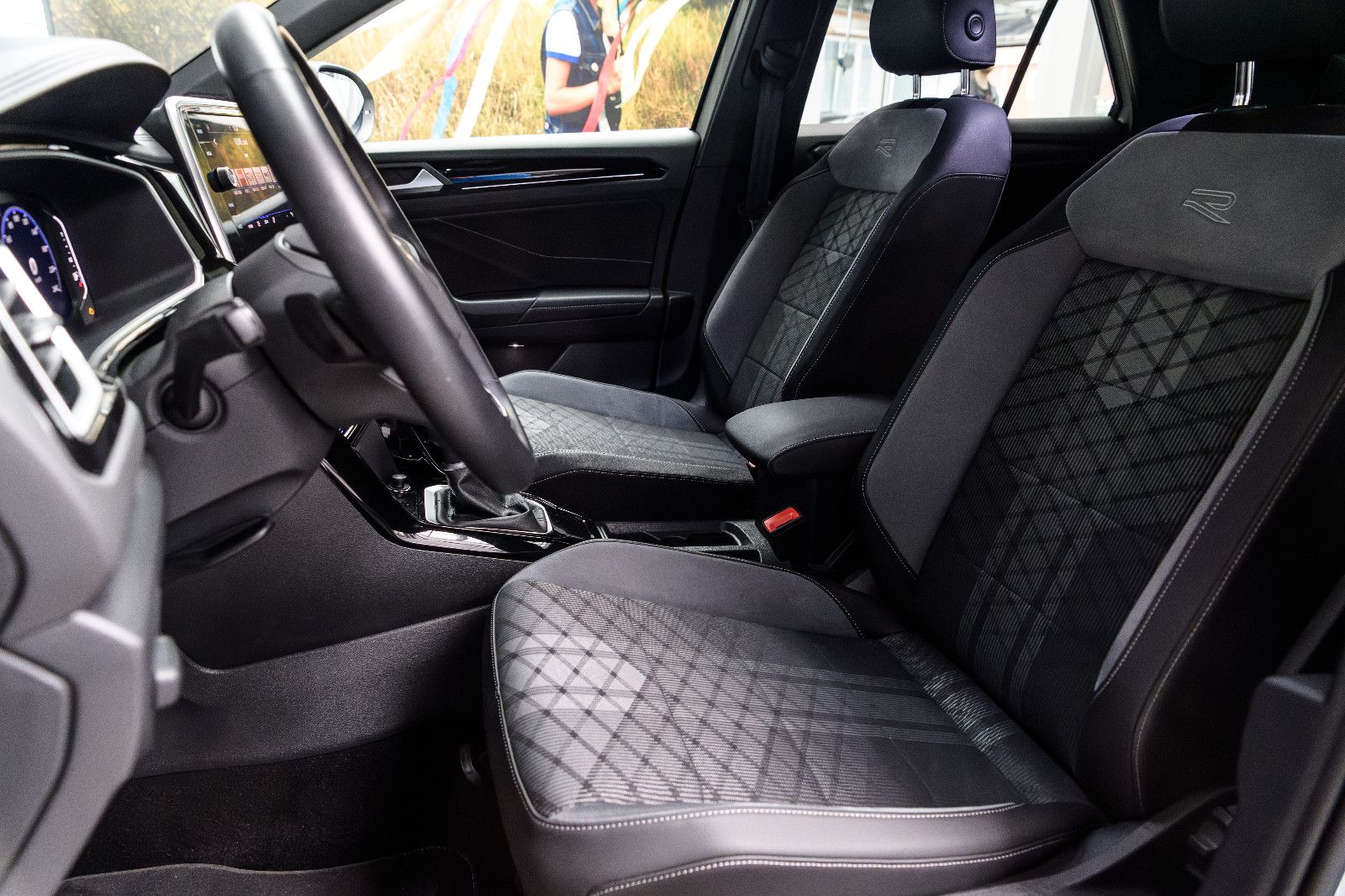 Fahrzeugabbildung Volkswagen T-Roc R-Line 1.5 TSI DSG LED+KAMERA+KEYLESS