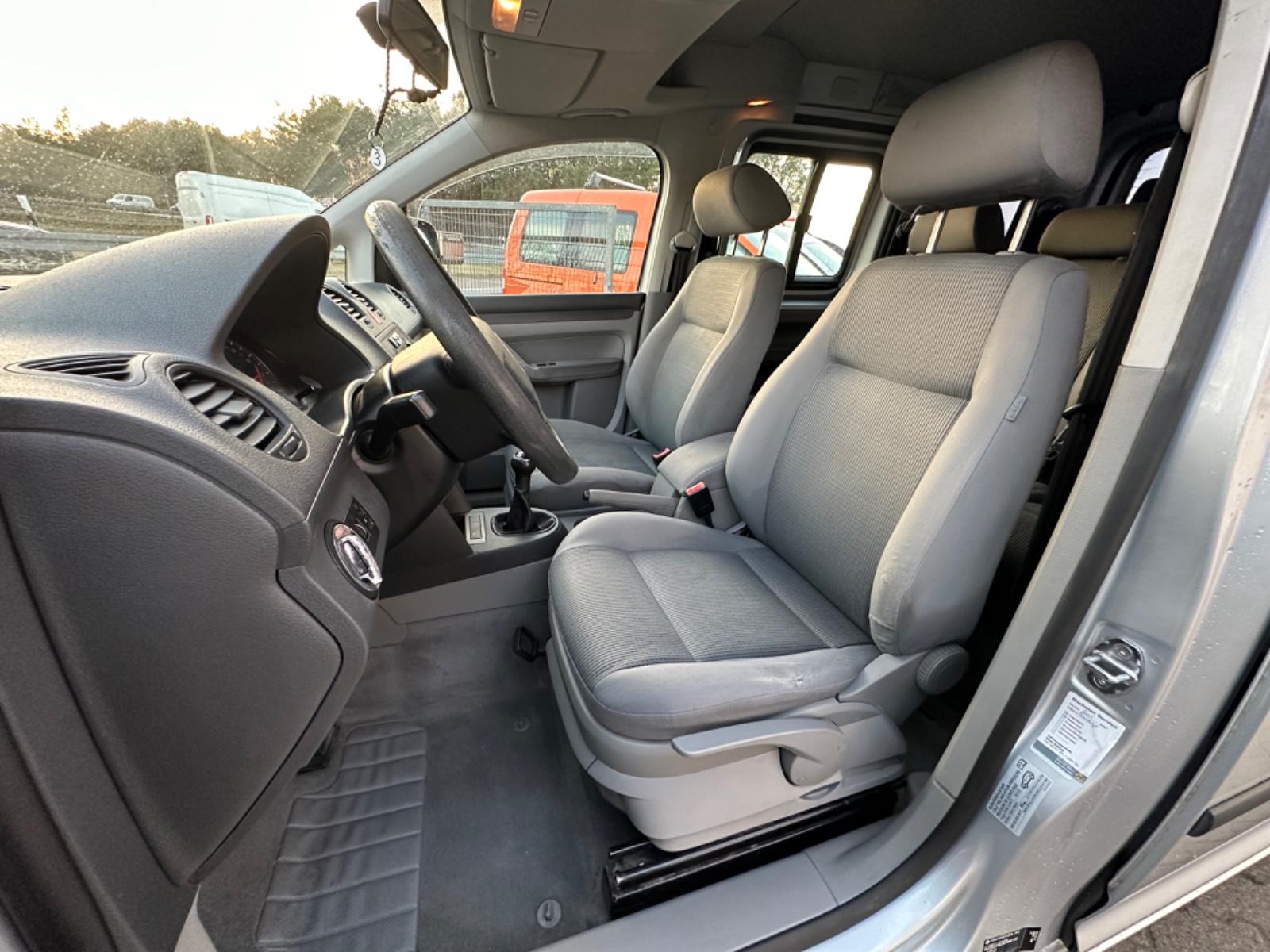 Volkswagen Caddy Life 1,6l Benzin 7Sitze Klima AHK ohne TÜV