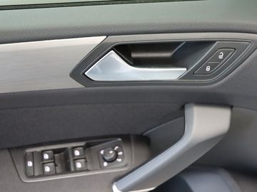Volkswagen Touran 2.0 DSG R-Line 7-Sitze AHK Kamera