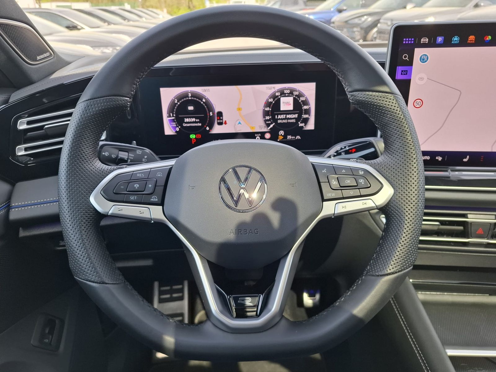 Fahrzeugabbildung Volkswagen Tiguan 2.0 TDI R-Line 4M Pano*Black*Matrix*AHK