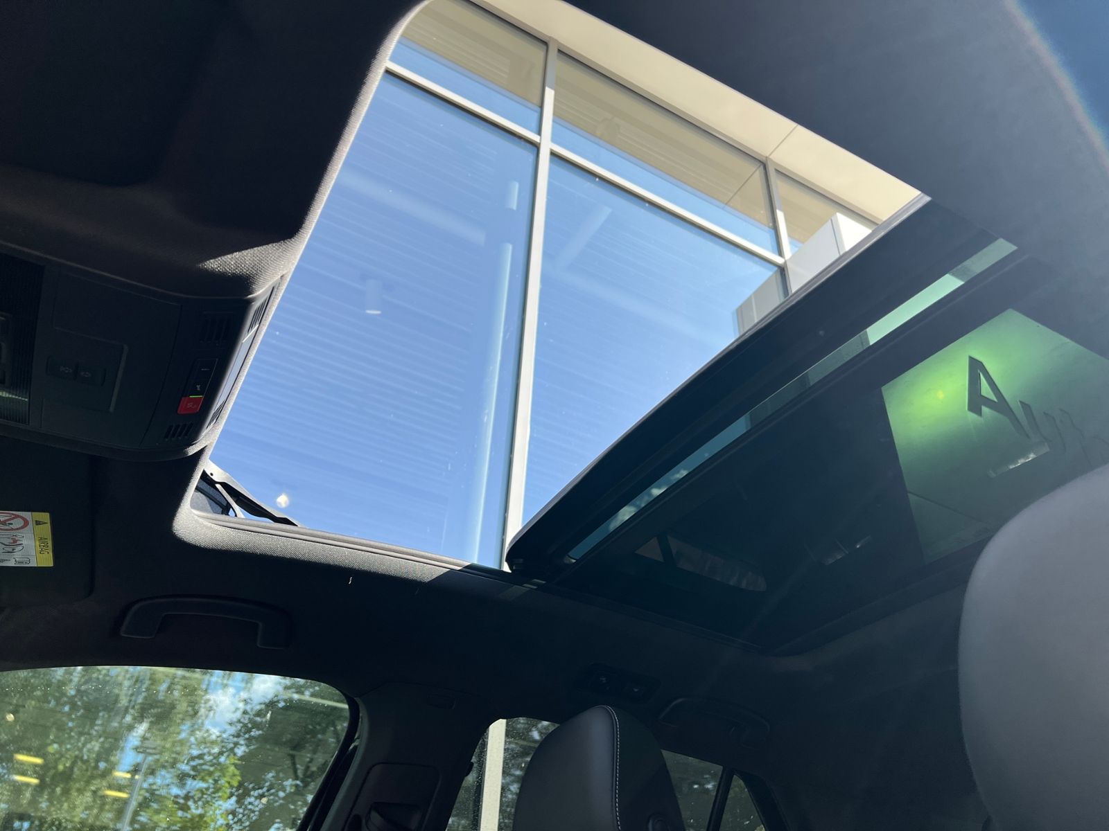 Fahrzeugabbildung Volkswagen T-Roc R-Line 1.5 TSI DSG *AHK, Pano, Black Style