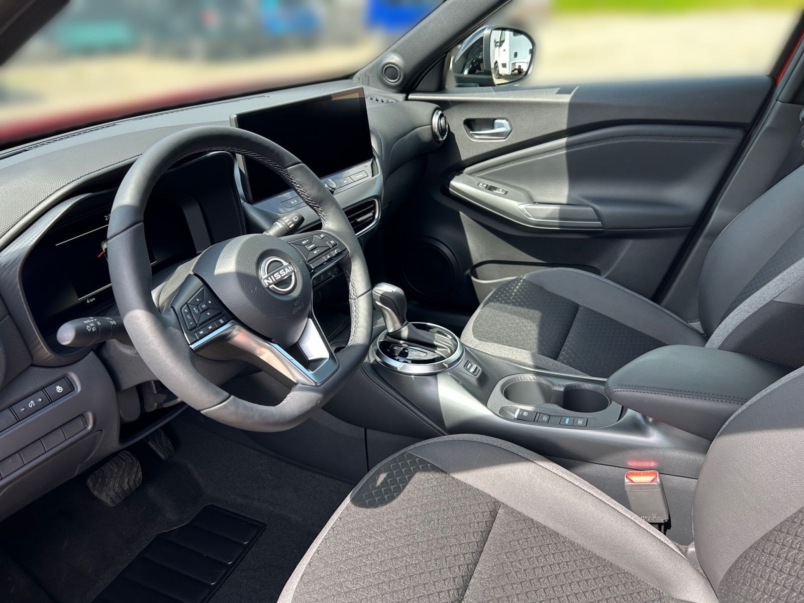 Fahrzeugabbildung Nissan JUKE 1.6 HYBRID 143 PS 4AMT N-CONNECTA Winter